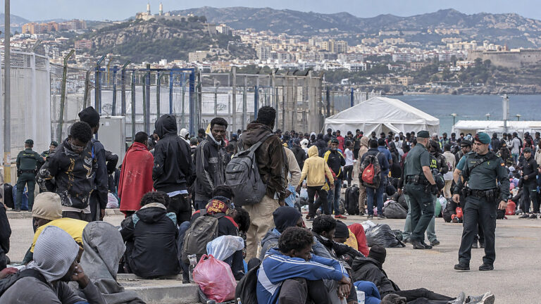 Ceuta nadal płaci za masowe przekroczenie granicy. Madryt zarządza kryzysem