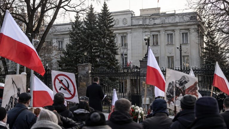 Mentzen przed ambasadą Rosji w 87. rocznicę sowieckiej napaści