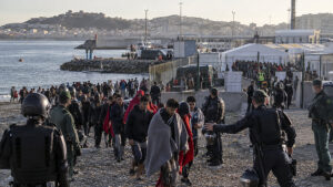 Ceuta pod presją. 240 funkcjonariuszy, środki przymusu i pełny ośrodek – ilustracja