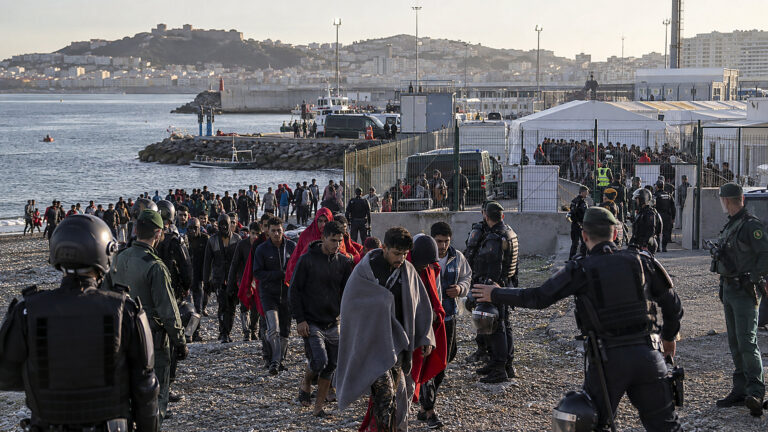 Ceuta pod presją. 240 funkcjonariuszy, środki przymusu i pełny ośrodek