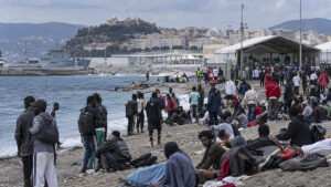 Ceuta: 1700 miejsc nie wystarczyło. Tysiące migrantów wróciły na plaże – ilustracja