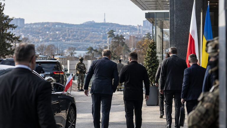 Donald Tusk na Ukrainie. Karpacka Ósemka i rozmowy o obronie