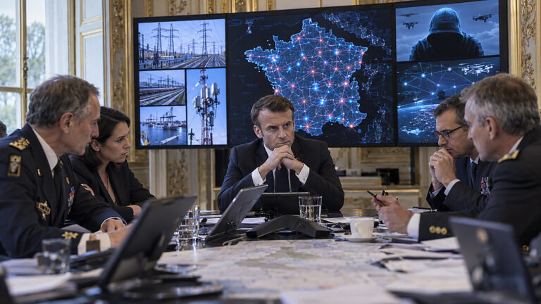 Macron szykuje Francję na rosyjskie ataki hybrydowe. Polska też musi działać