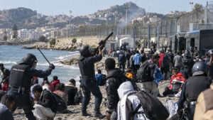 Ceuta: policja użyła pałek i gumowych kul podczas przenoszenia migrantów – ilustracja