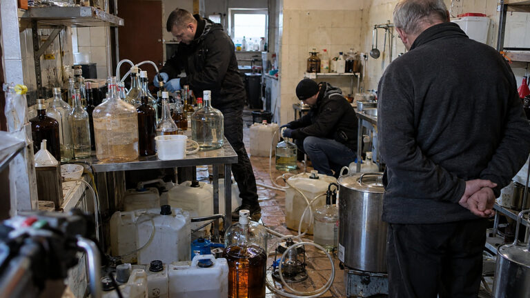 250 litrów nielegalnego alkoholu w Koszalinie. KAS przerwała proceder