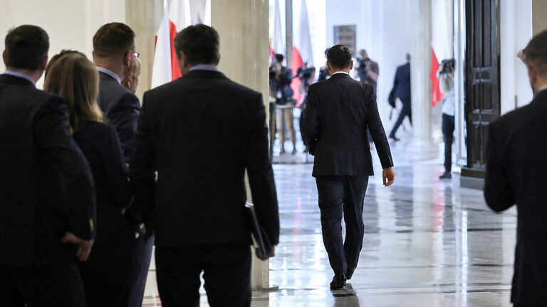 56,9 proc. popiera odejście Morawieckiego z PiS. Prawica chce przebudowy