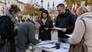 PiS włącza struktury w zbiórkę pod ustawą „Stop banderyzmowi” – ilustracja