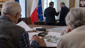 Konfederacja chce uszczelnić dopłaty do emerytur. Lewica broni zasad – ilustracja