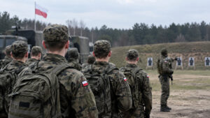 Mentzen chce szkoleń wojskowych dla 19-latków. Stawką jest obrona Polski – ilustracja