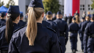 Tusk odpowiada Mentzenowi jednym słowem. Spór o policjantki – ilustracja