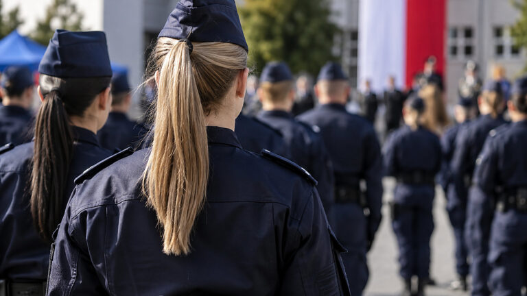 Tusk odpowiada Mentzenowi jednym słowem. Spór o policjantki