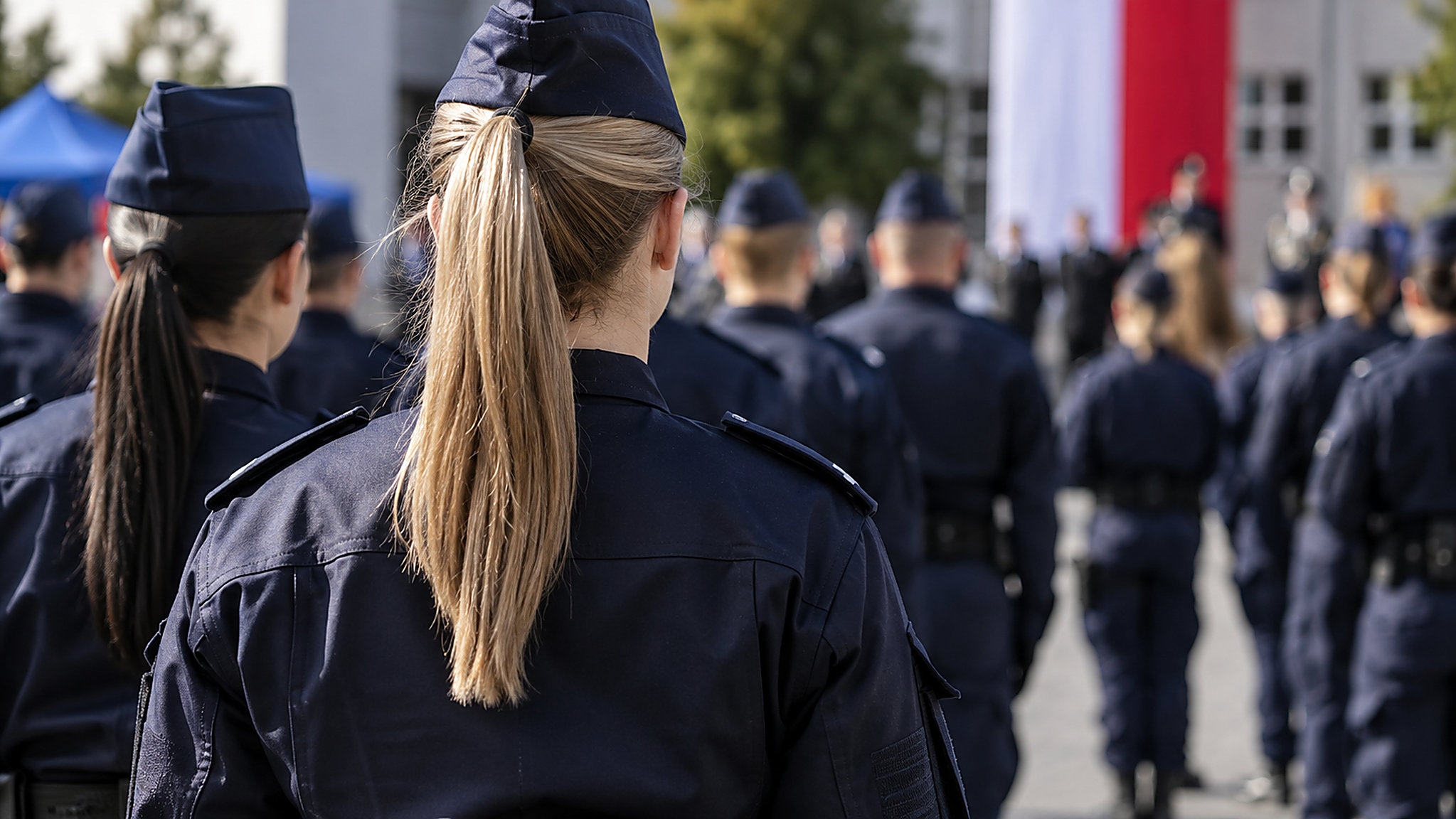 Tusk odpowiada Mentzenowi jednym słowem. Spór o policjantki – ilustracja