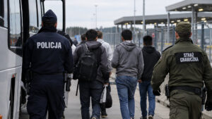 UE zaostrza zasady powrotów migrantów. Kary finansowe i mniej świadczeń – ilustracja