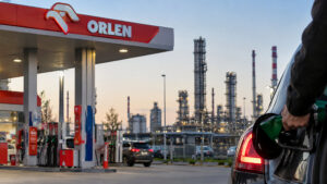 Podatek paliwowy dzieli spółki. Orlen szacuje 2 mld zł obciążenia – ilustracja