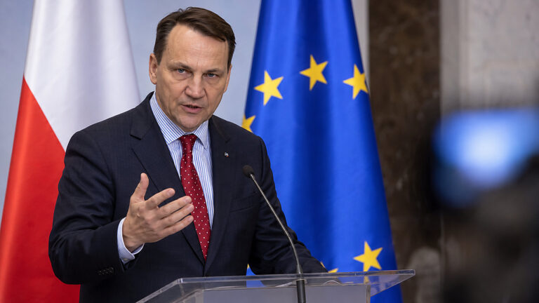 Sikorski: 210 mld euro rosyjskich aktywów nie powinno wrócić do Moskwy
