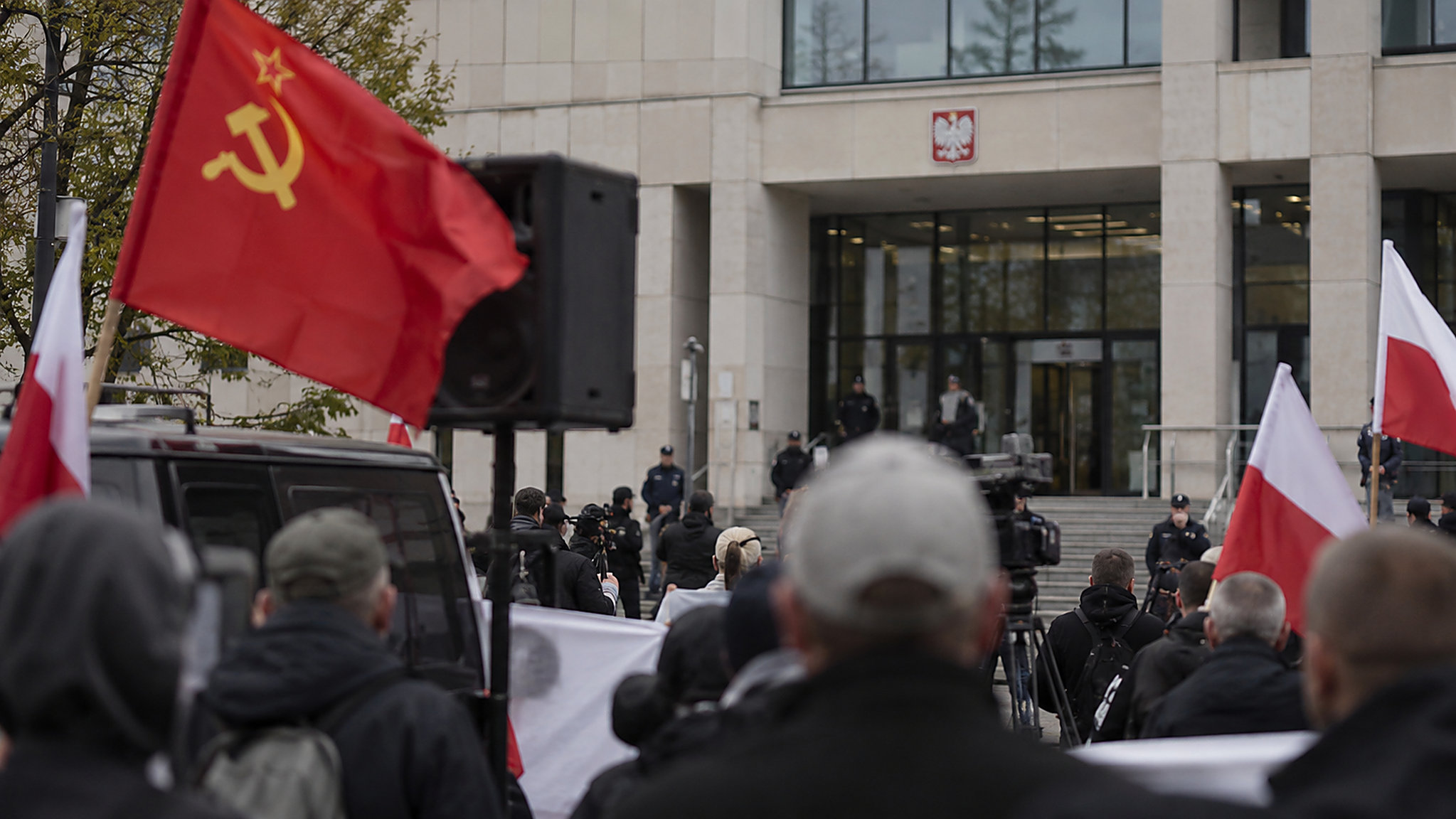 Hymn ZSRR zagłuszał Grzegorza Brauna przed sądem w Warszawie